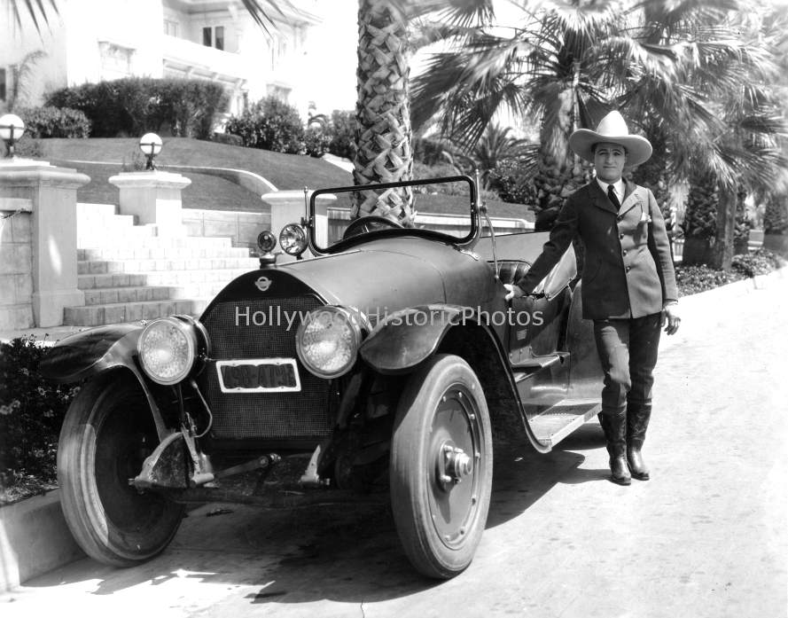 Tom Mix 1921 with his Stutz.jpg